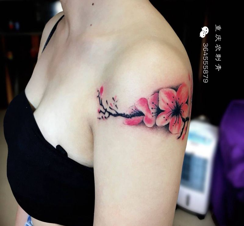 桃花纹身图片_肩部胸部水彩水墨桃花纹身图案