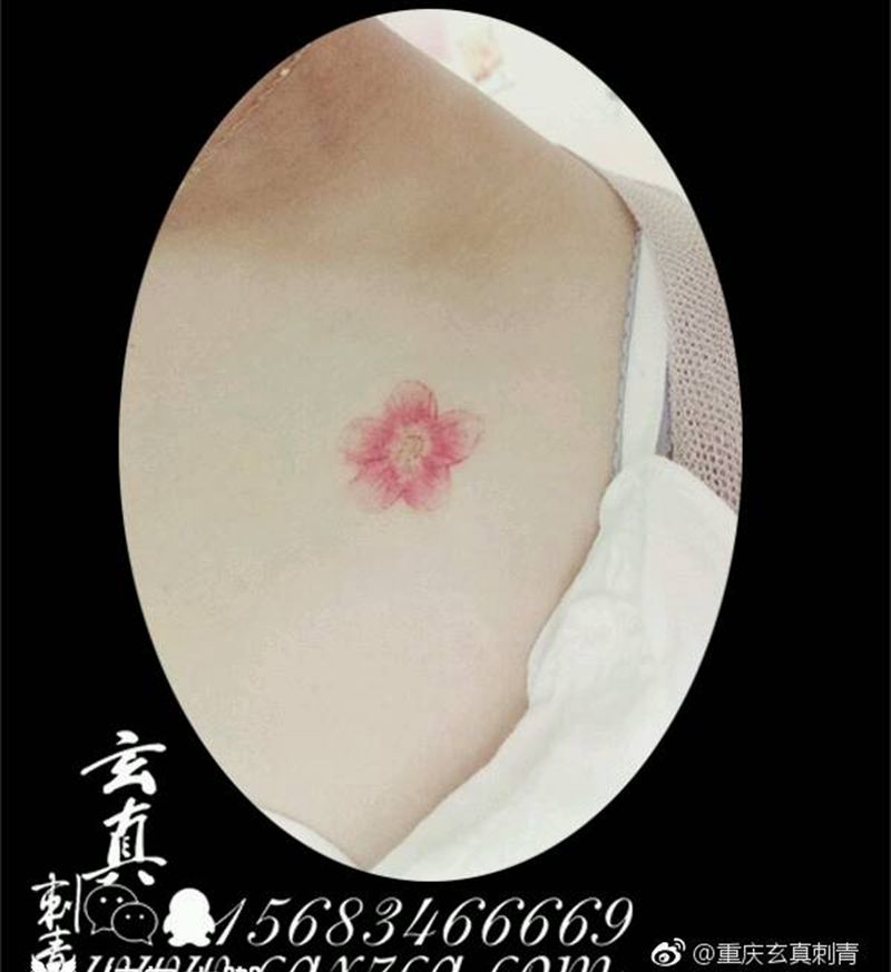 锁骨樱花纹身图片_胸部清新静物成品纹身图案