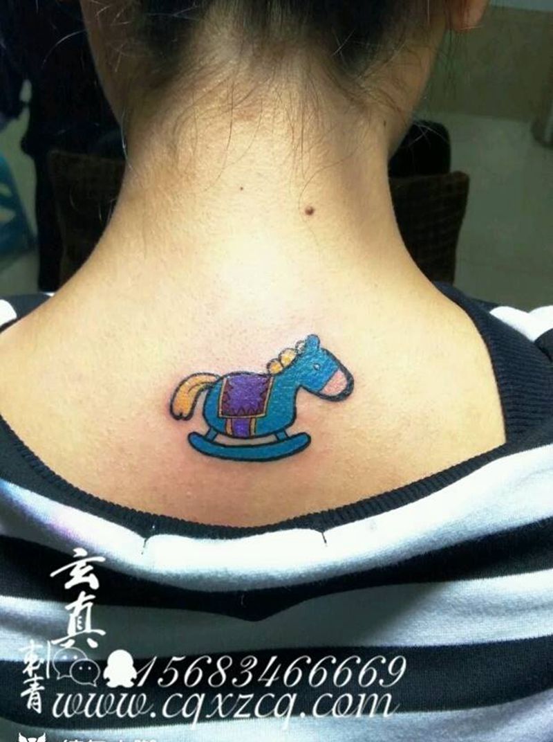 木马纹身图片_颈部清新动物成品纹身图案