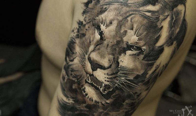 墨狮纹身图片_成品手臂传统国画狮子纹身图案