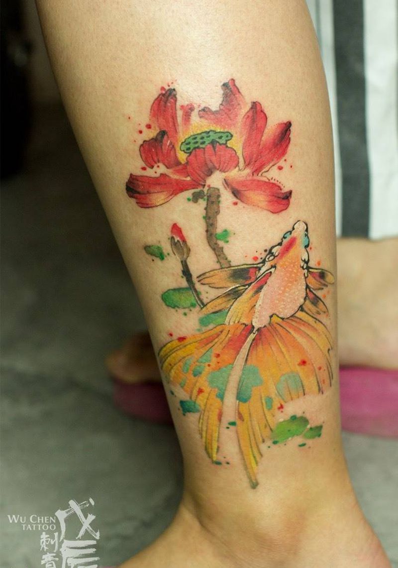 溪涧纹身图片_成品腿部传统国画动物水彩刺秦水彩彩色刺青金鱼纹身图案
