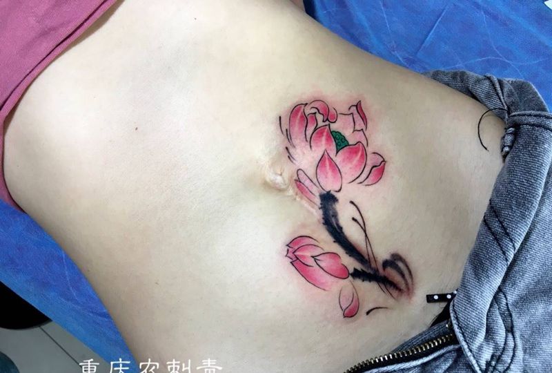 剖腹产遮盖纹身图片_腹部水墨水彩莲花荷花纹身图案