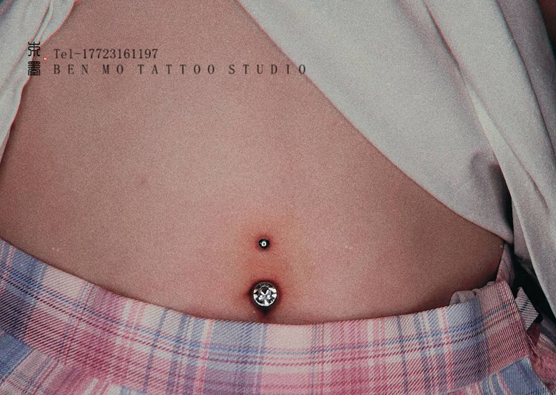 肚脐钉纹身图片_腹部纹身图案