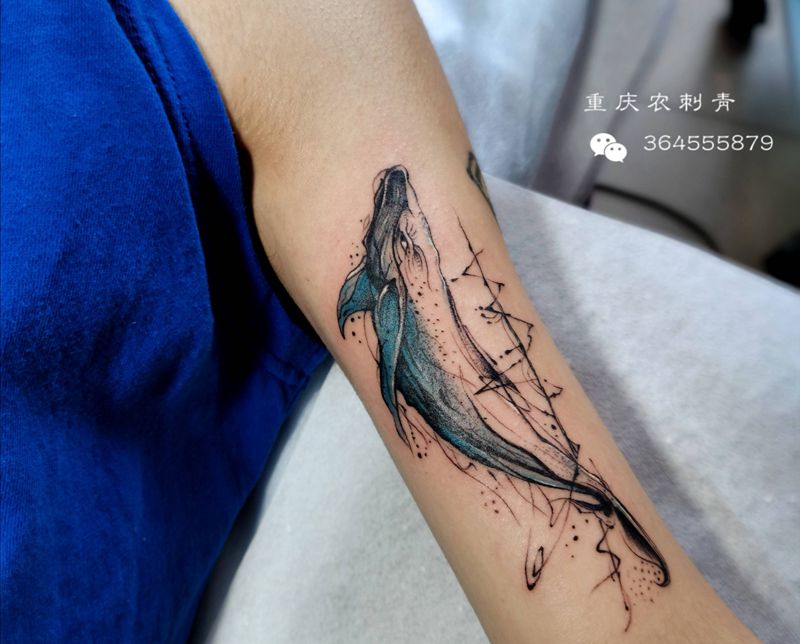 鲸纹身图片_手部手臂水墨水彩鱼纹身图案