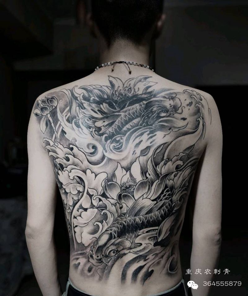 满背锦鲤纹身图片_背部新传统纹身图案