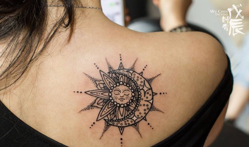 月与阳纹身图片_成品背部欧美小清新太阳月亮几何纹身图案