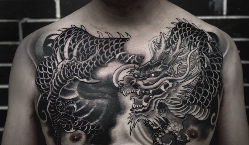 云中龙纹身图片_胸部新传统纹身图案