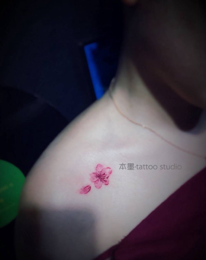 锁骨桃花纹身图片_颈部小清晰纹身图案