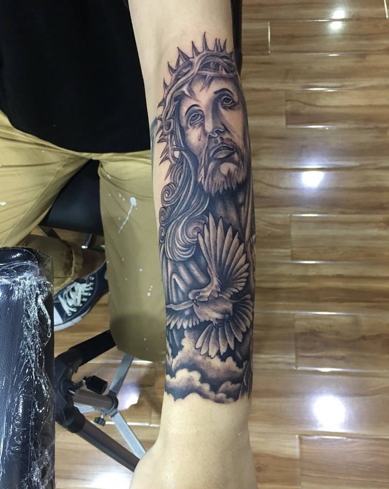 耶稣纹身图片_手部欧美写实纹身图案