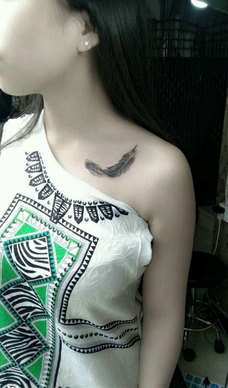 锁骨羽毛纹身图片