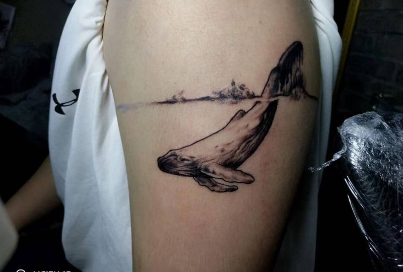 鲸鱼纹身图片_手臂点刺鲸鱼纹身图案