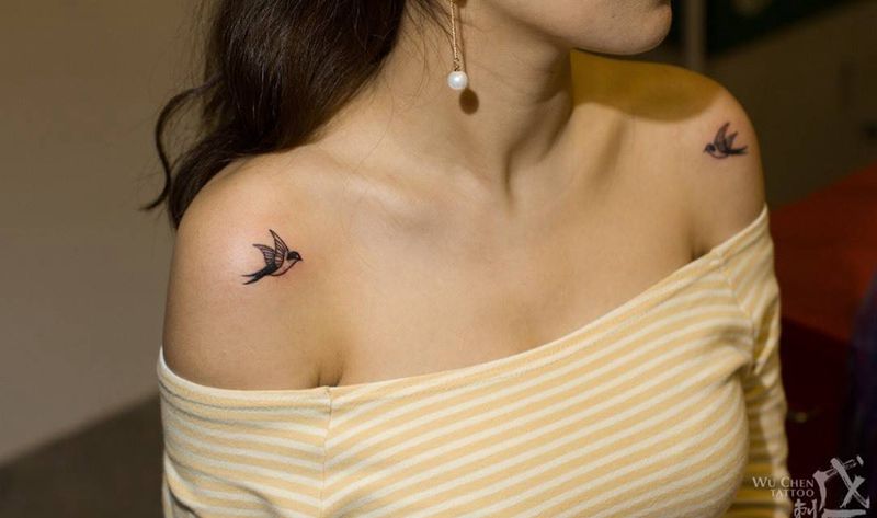 燕子纹身图片_成品肩部背部欧美几何动物小清新素描风格几何燕子纹身图案