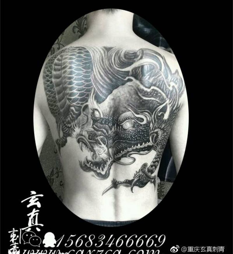 满背龙纹身图片