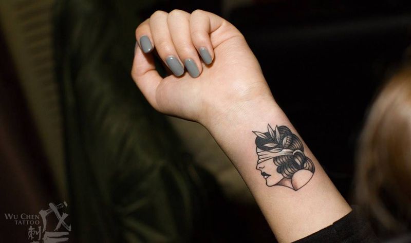 小意境纹身图片_成品背部手臂欧美清新人物字符设计欧美刺青几何纹身图案