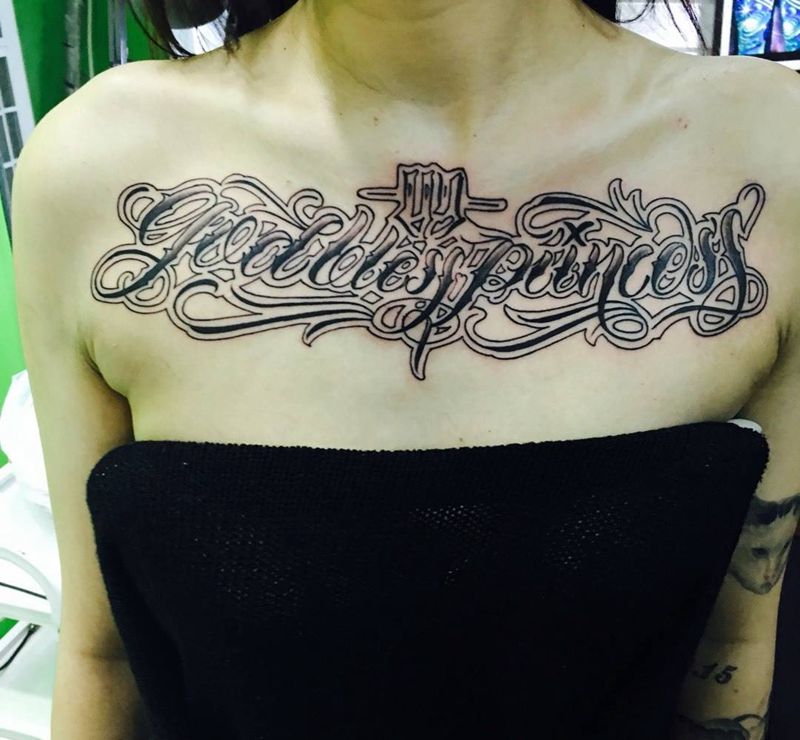 花胸花体字母纹身纹身图片_成品胸部传统字符纹身图案