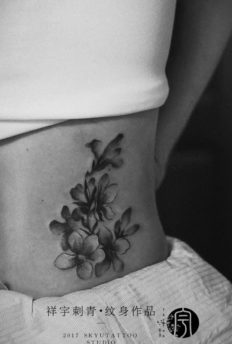 花朵纹身图片_成品腰部清新植物纹身图案