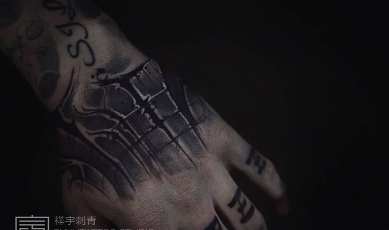 遮盖纹身图片_手部花体字纹身图案