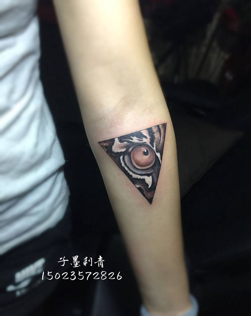 虎眼纹身图片