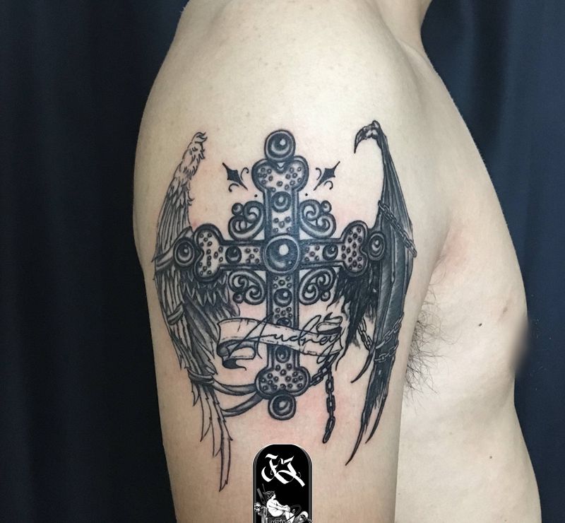 天使恶魔羽翼十字架纹身图片_手臂欧美写实十字架纹身图案