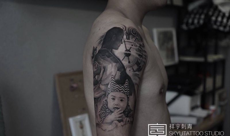家人纹身图片_手臂欧美写实家人肖像纹身图案