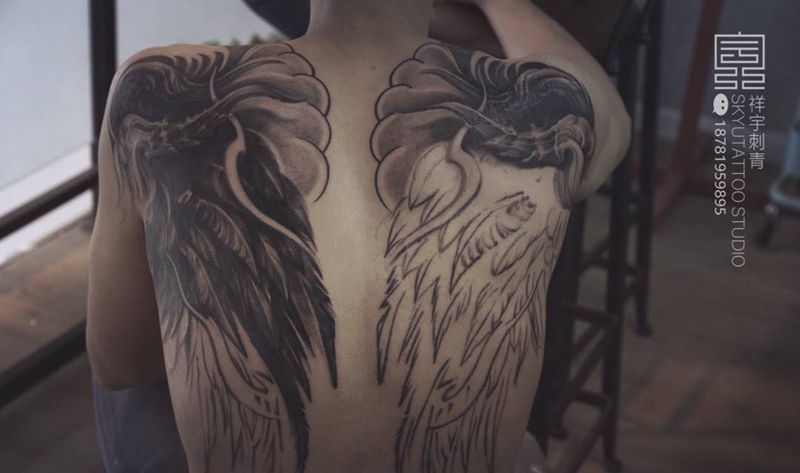 无题纹身图片_背部欧美写实翅膀纹身图案
