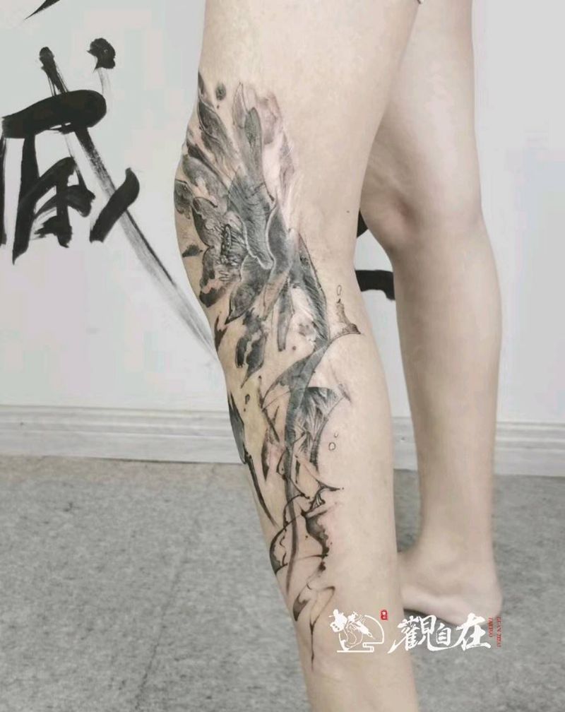 素荷纹身图片_腿部水墨纹身图案