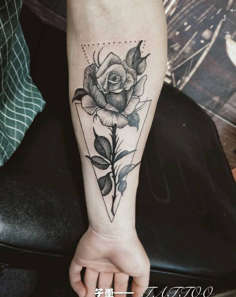 素色花纹身图片_手臂纹身图案