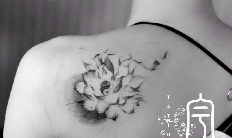 水墨莲花太极纹身图片_成品背部国画植物纹身图案