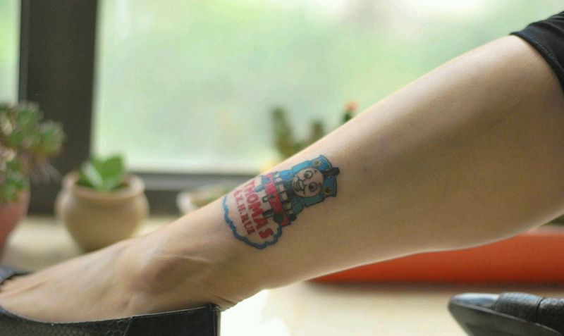 托马斯纹身图片_脚部清新成品纹身图案