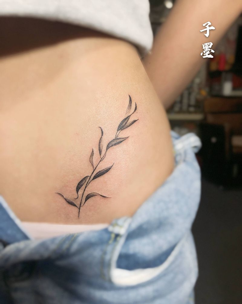 草纹身图片_腰部腹部欧美写实点刺纹身图案