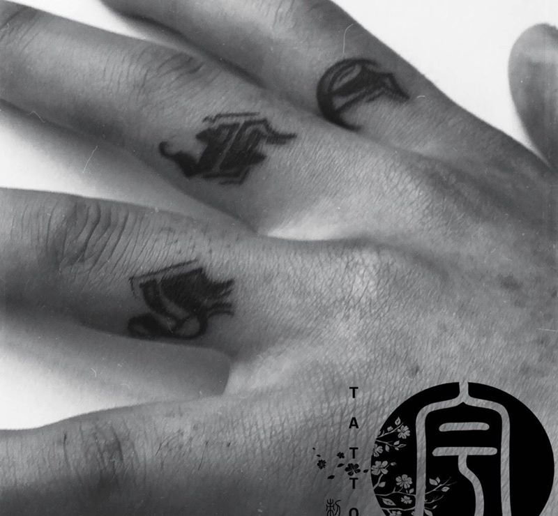 哥特字母纹身图片_成品手部欧美字符纹身图案