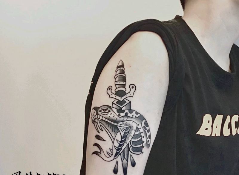 蛇纹身图片_肩部Old School纹身图案