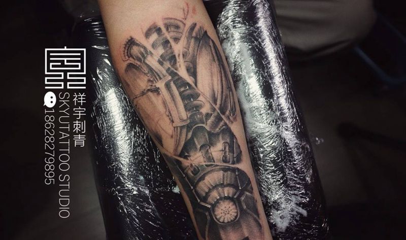 机械小臂纹身图片_手臂欧美写实机械纹身图案
