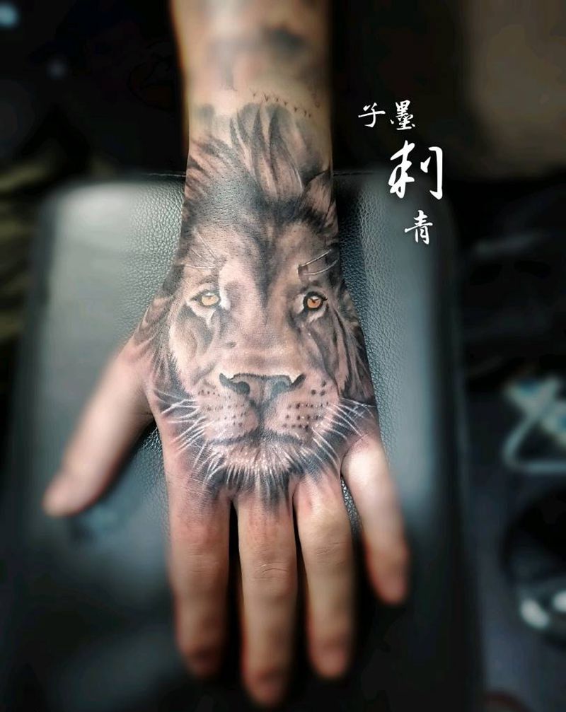 手背狮子纹身图片