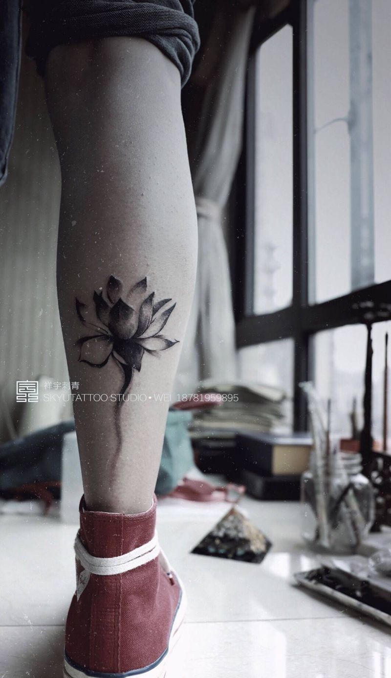 莲花纹身图片_脚部传统清新植物原创纹身图案