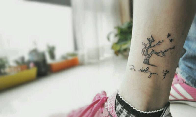 念纹身图片_脚部清新字符植物成品纹身图案