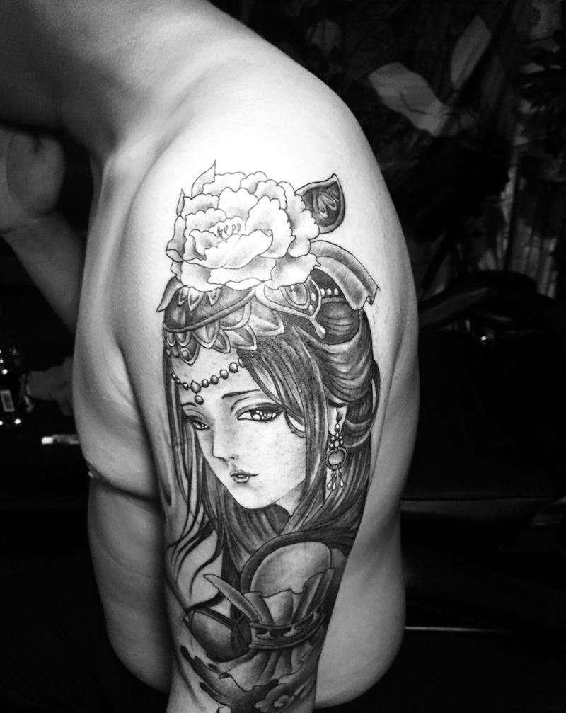 大臂黑灰色艺妓纹身图片