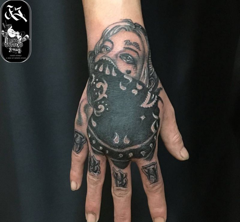 遮盖设计匪帮小丑女奎因纹身图片_手部欧美写实遮盖匪帮纹身图案