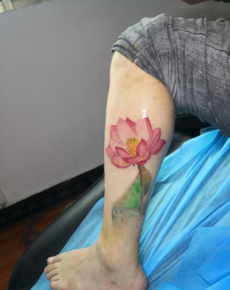 荷花纹身图片_脚部水彩纹身图案