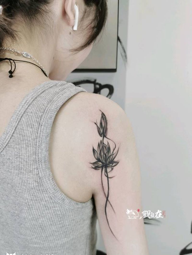 水墨莲纹身图片_肩部手臂水墨莲花纹身图案