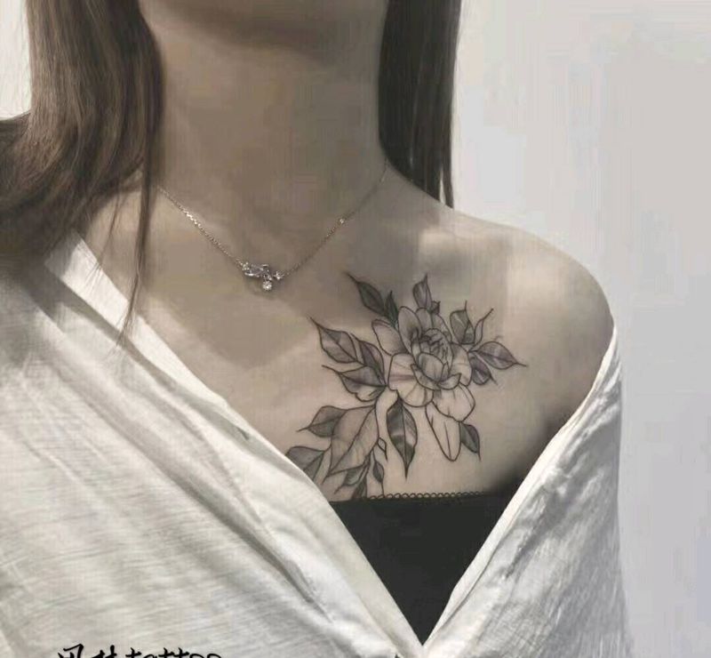 胸花纹身图片_胸部肩部素花纹身图案