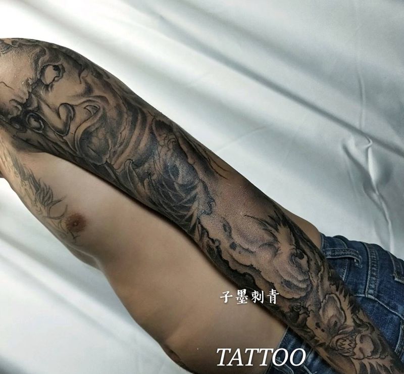 神纹身图片_手臂新传统纹身图案