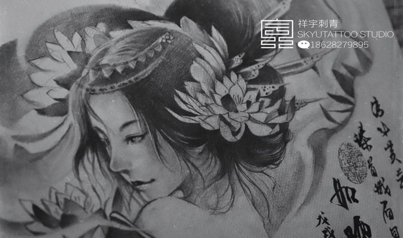 如烟纹身图片_胸部新传统美女纹身图案