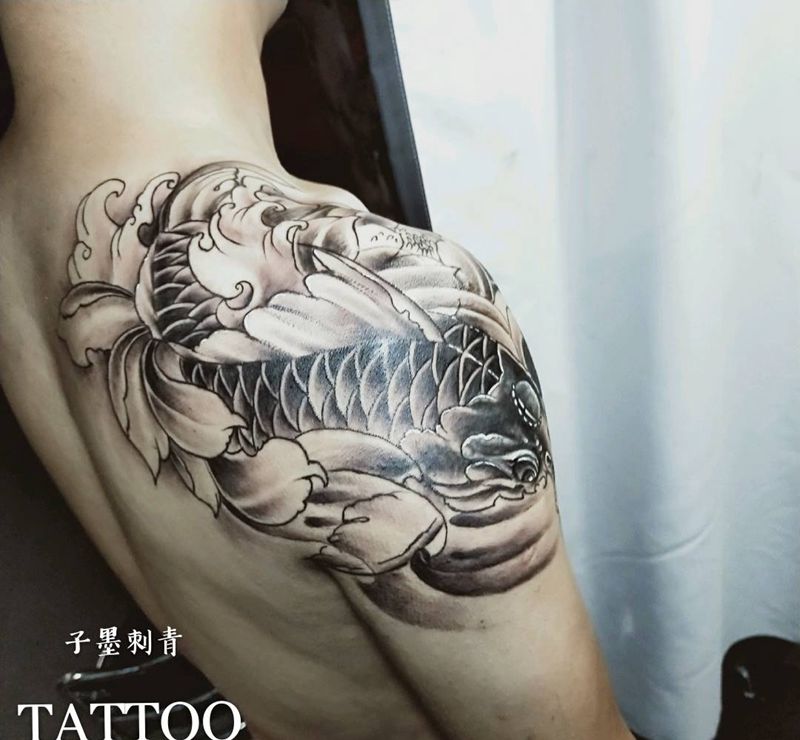 鲤鱼纹身图片_肩部背部纹身图案
