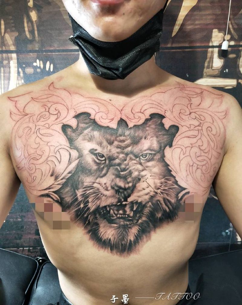 狮子纹身图片_胸部欧美写实纹身图案