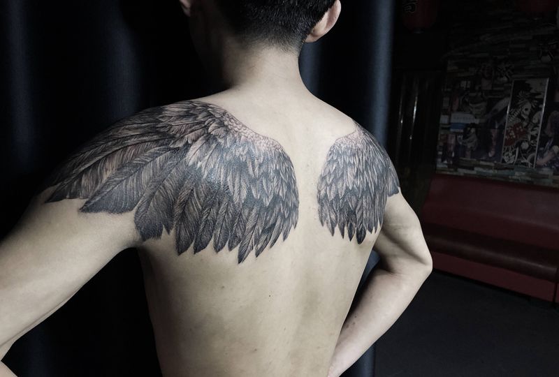 翅膀纹身图片_背部肩部欧美写实水墨纹身图案