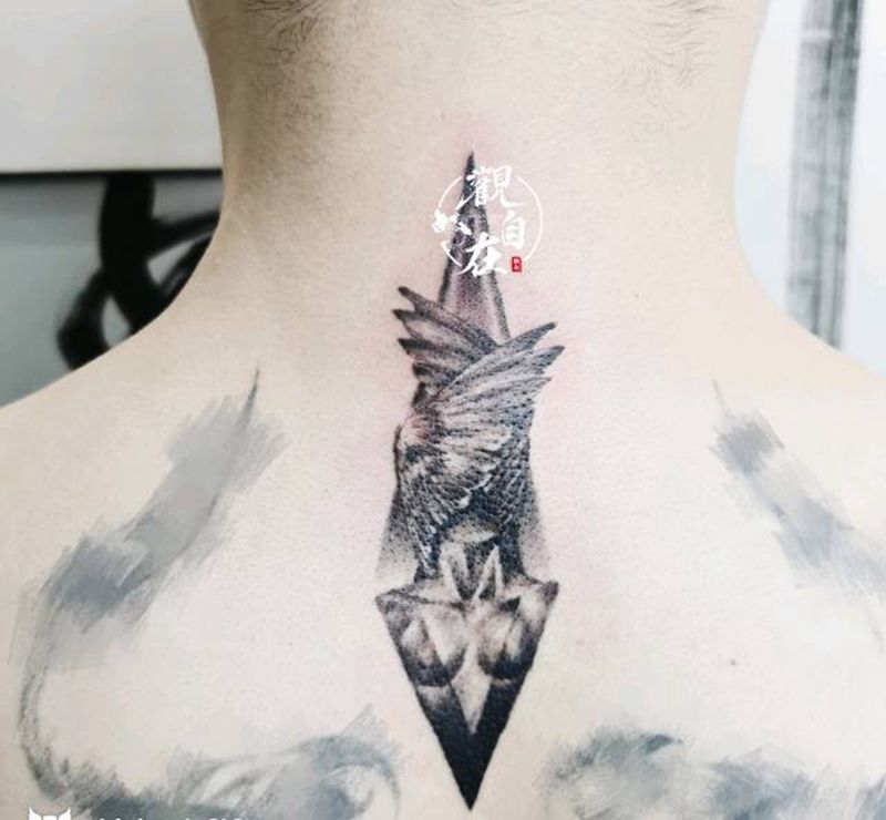 精致黑灰小天使纹身图片_颈部纹身图案