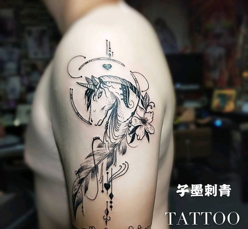 独角兽纹身图片_手臂点刺纹身图案