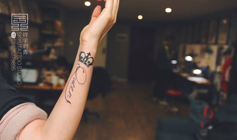 皇冠字母纹身图片_手臂字母皇冠纹身图案