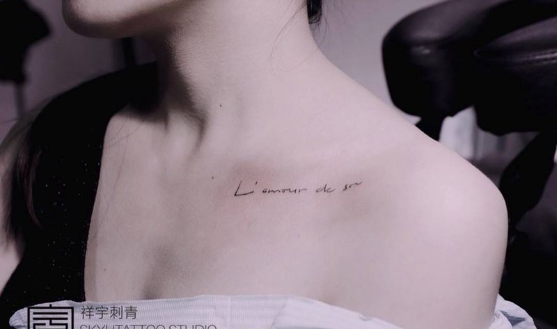 字母纹身图片_胸部字母纹身图案